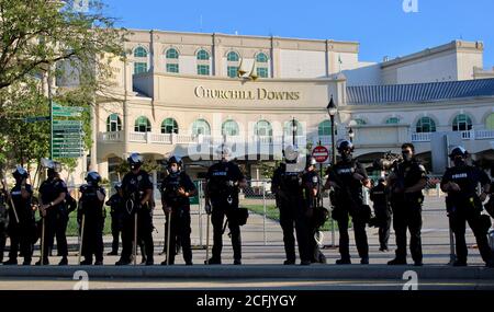 Louisville, Kentucky, USA. September 2020. Hunderte von Kentucky-Polizisten umgeben Churchill Downs am Tag des 146. Kentucky Derby, nachdem sich massive Proteste im Namen von Breonna Taylor verbreitet hatten, und gewalttätige faschistische Milizgruppen, die Gegenproteste planen. Die Spannungen und Ängste waren den größten Teil des Tages hoch, aber die Kundgebungen erwiesen sich als friedlich und die Strafverfolgungsbehörden entspannten sich, sobald der Protestierende für den Tag nach Hause ging. Quelle: Amy Katz/ZUMA Wire/Alamy Live News Stockfoto