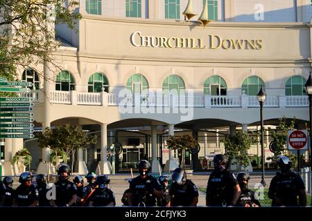 Louisville, Kentucky, USA. September 2020. Hunderte von Kentucky-Polizisten umgeben Churchill Downs am Tag des 146. Kentucky Derby, nachdem sich massive Proteste im Namen von Breonna Taylor verbreitet hatten, und gewalttätige faschistische Milizgruppen, die Gegenproteste planen. Die Spannungen und Ängste waren den größten Teil des Tages hoch, aber die Kundgebungen erwiesen sich als friedlich und die Strafverfolgungsbehörden entspannten sich, sobald der Protestierende für den Tag nach Hause ging. Quelle: Amy Katz/ZUMA Wire/Alamy Live News Stockfoto