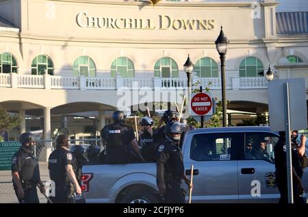 Louisville, Kentucky, USA. September 2020. Hunderte von Kentucky-Polizisten umgeben Churchill Downs am Tag des 146. Kentucky Derby, nachdem sich massive Proteste im Namen von Breonna Taylor verbreitet hatten, und gewalttätige faschistische Milizgruppen, die Gegenproteste planen. Die Spannungen und Ängste waren den größten Teil des Tages hoch, aber die Kundgebungen erwiesen sich als friedlich und die Strafverfolgungsbehörden entspannten sich, sobald der Protestierende für den Tag nach Hause ging. Quelle: Amy Katz/ZUMA Wire/Alamy Live News Stockfoto