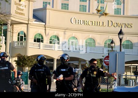 Louisville, Kentucky, USA. September 2020. Hunderte von Kentucky-Polizisten umgeben Churchill Downs am Tag des 146. Kentucky Derby, nachdem sich massive Proteste im Namen von Breonna Taylor verbreitet hatten, und gewalttätige faschistische Milizgruppen, die Gegenproteste planen. Die Spannungen und Ängste waren den größten Teil des Tages hoch, aber die Kundgebungen erwiesen sich als friedlich und die Strafverfolgungsbehörden entspannten sich, sobald der Protestierende für den Tag nach Hause ging. Quelle: Amy Katz/ZUMA Wire/Alamy Live News Stockfoto