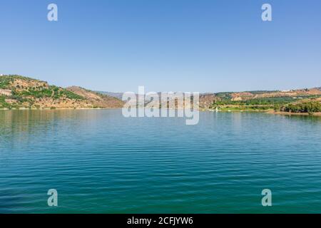 Beznar Stausee mit Blick auf das Lecrin Tal. Stockfoto