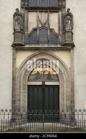 Theses Tür der Schloßkirche in Wittenberg, Sachsen-Anhalt, Deutschland. Martin Luther hat die fünfundneunzig Thesen am 31. Oktober 1517 zu Beginn der protestantischen Reformation an die Tür der Allerheiligen-Kirche gestellt. Die ursprünglichen Türen wurden durch einen Brand während des Siebenjährigen Krieges 1760 zerstört. Hier wurden im November 1858 Bronzetüren nach dem Vorbild des deutschen Türenbaues Friedrich Drake installiert. Stockfoto