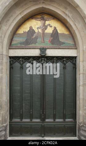 Theses Tür der Schloßkirche in Wittenberg, Sachsen-Anhalt, Deutschland. Martin Luther hat die fünfundneunzig Thesen am 31. Oktober 1517 zu Beginn der protestantischen Reformation an die Tür der Allerheiligen-Kirche gestellt. Die ursprünglichen Türen wurden durch einen Brand während des Siebenjährigen Krieges 1760 zerstört. Hier wurden im November 1858 Bronzetüren nach dem Vorbild des deutschen Türenbaues Friedrich Drake installiert. Stockfoto