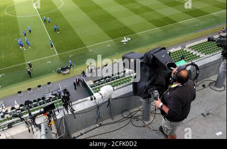 Eine allgemeine Ansicht eines Fernsehkameramanns, während die finnischen Spieler auf dem Spielfeld vor dem UEFA Nations League Group 4, League B Spiel im Aviva Stadium, Dublin, laufen. Stockfoto