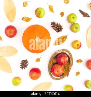 Thanksgiving Dinner Konzept aus Herbstblättern, Tannenzapfen und Apfel und Kürbis auf weißem Hintergrund. Flach liegend, Draufsicht Stockfoto