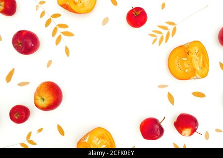 Herbstliche Rahmenkomposition. Herbstblätter, Apfel und Kürbis auf weißem Hintergrund. Thanksgiving-Tageskonzept Flach liegend, Draufsicht Stockfoto