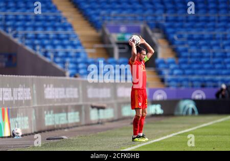 Der walisische Gareth Bale wirft sich während des Spiels der UEFA Nations League Group 4 im Cardiff City Stadium in Cardiff vor leere Stände. Stockfoto