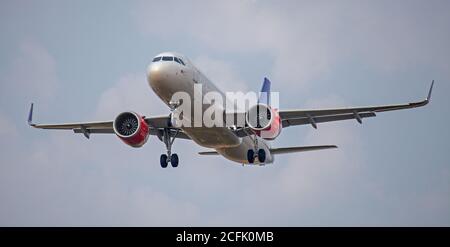 SAS Scandinavian Airlines Airbus a320 SE-ROG über die endgültige Annäherung an Flughafen London-Heathrow LHR Stockfoto