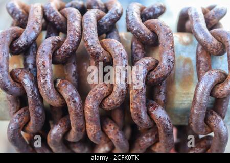 Rostige Kette um Metallstangen im Hafen von Kiel Stockfoto