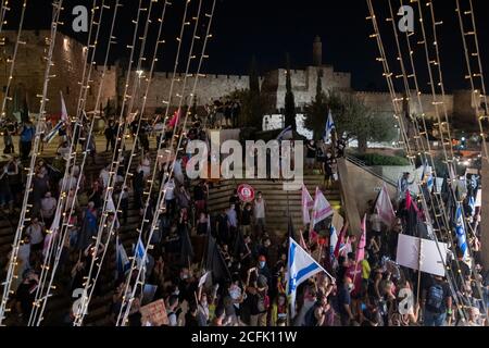 JERUSALEM, ISRAEL - SEPTEMBER 05: Demonstranten marschieren durch Jerusalem auf ihrem Weg zum offiziellen Wohnsitz des Premierministers während einer Massendemonstration, an der über 15000 Menschen teilnahmen, als Teil der laufenden Demonstrationen für die 11. Woche in Folge gegen Premierminister Benjamin Netanjahu wegen seiner Anklage wegen Korruptionsvorwürfen und des Umgangs mit der Coronavirus-Pandemie 05. September 2020 in Jerusalem, Israel. Stockfoto