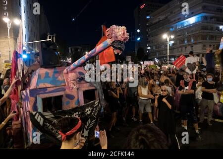 JERUSALEM, ISRAEL - SEPTEMBER 05: Massen von Demonstranten versammeln sich während einer Massendemonstration, an der über 15000 Personen in der Nähe des offiziellen Wohnsitzes des Premierministers teilnehmen, als Teil der laufenden Demonstrationen für die 11. Woche in Folge gegen Premierminister Benjamin Netanjahu wegen seiner Anklage wegen Korruptionsvorwürfen und der Behandlung der Coronavirus-Pandemie am 05. September, 2020 in Jerusalem, Israel. Stockfoto