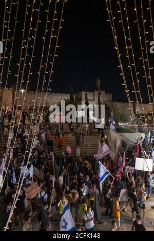 JERUSALEM, ISRAEL - SEPTEMBER 05: Demonstranten marschieren durch Jerusalem auf ihrem Weg zum offiziellen Wohnsitz des Premierministers während einer Massendemonstration, an der über 15000 Menschen teilnahmen, als Teil der laufenden Demonstrationen für die 11. Woche in Folge gegen Premierminister Benjamin Netanjahu wegen seiner Anklage wegen Korruptionsvorwürfen und des Umgangs mit der Coronavirus-Pandemie 05. September 2020 in Jerusalem, Israel. Stockfoto