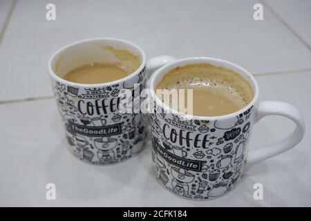 High-Angle-Aufnahme von zwei Kaffeetassen auf einem weißen Tabelle Stockfoto