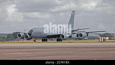 Boeing KC-135R Stratotanker USAFE 80100 beim Start von RAF Mildenhall Stockfoto