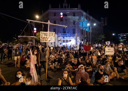 JERUSALEM, ISRAEL - SEPTEMBER 05: Die Demonstranten versammeln sich während einer Massendemonstration, an der über 15000 Personen in der Nähe des offiziellen Wohnsitzes des Premierministers teilnahmen, als Teil der laufenden Demonstrationen in der 11. Woche in Folge gegen Premierminister Benjamin Netanjahu wegen seiner Anklage wegen Korruptionsvorwürfen und des Umgangs mit der Coronavirus-Pandemie am 05. September 2020 in Jerusalem, Israel. Stockfoto