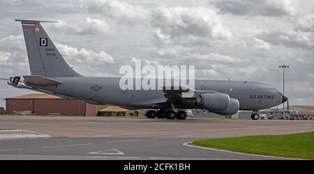 Boeing KC-135R Stratotanker USAFE 80100 rollt bei RAF Mildenhall Stockfoto