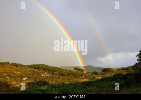 Ein Regenbogen über Duirinish und Plockton an einem stürmischen Abend, West Highlands, Schottland, Großbritannien. Stockfoto