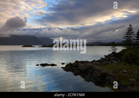 Malerische Aussicht auf ein Loch Carron bei Duirinish bei Sonnenuntergang, Plockton, West Highlands, Schottland, Großbritannien. Stockfoto