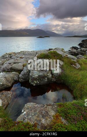 Malerische Aussicht auf ein Loch Carron bei Duirinish bei Sonnenuntergang, Plockton, West Highlands, Schottland, Großbritannien. Stockfoto