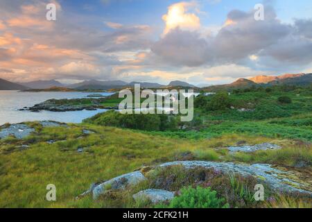 Weitwinkelansicht von Loch Carron und dem Plockton Gebiet, West Highlands, Schottland, Großbritannien. Stockfoto