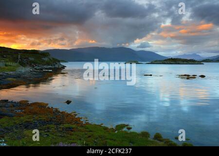 Malerischer Blick auf ein ruhiges Loch Carron in der Nähe von Duirinish bei Sunset, Plockton, West Highlands, Schottland, Großbritannien. Stockfoto