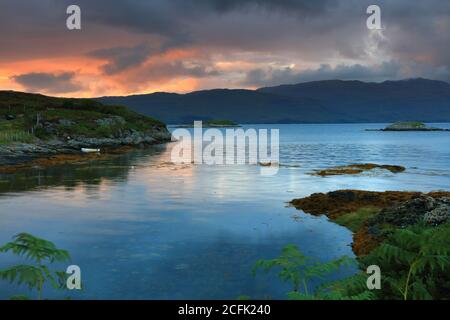 Malerischer Blick auf ein ruhiges Loch Carron in der Nähe von Duirinish bei Sunset, Plockton, West Highlands, Schottland, Großbritannien. Stockfoto