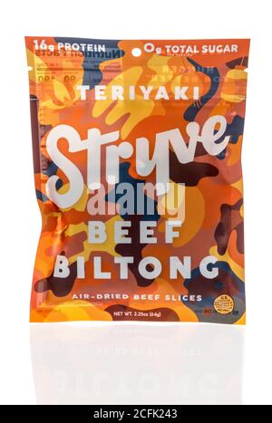 Winneconne , WI - 28 August 2020: Ein Paket von Stryve teriyaki biltong auf einem isolierten Hintergrund. Stockfoto