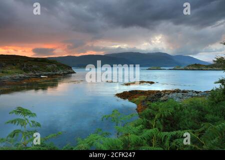 Malerischer Blick auf ein ruhiges Loch Carron in der Nähe von Duirinish bei Sunset, Plockton, West Highlands, Schottland, Großbritannien. Stockfoto