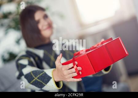 Bild zeigt Frau mit Geschenk zu Hause Stockfoto