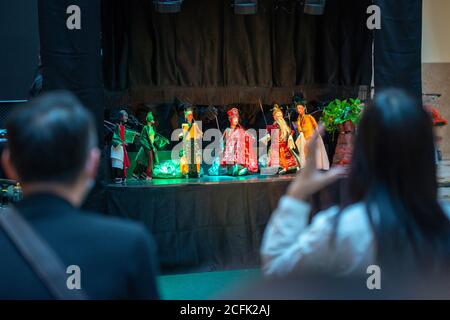 Kuala Lumpur, Malaysia. September 2020. Menschen genießen eine Teochew Puppet Show von Kim Giak Low Choon Teochew Puppet Truppe in einem Einkaufszentrum in Kuala Lumpur, Malaysia, 6. September 2020. Quelle: Chong Voon Chung/Xinhua/Alamy Live News Stockfoto