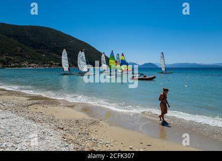 Urlauber am Strand Vasiliki genießen ihren Sommerurlaub. Stockfoto