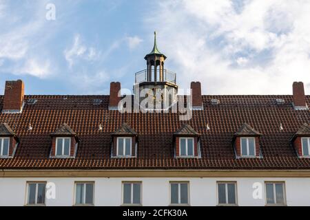 Dach und Uhrturm des historischen Schulgebäudes in Wolfsburg Stockfoto