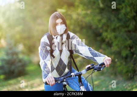 Teenager geht mit einem Boke mit einer Maske zur Schule Stockfoto