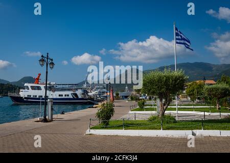 Der beliebte Sommerferienort Nydri liegt an der Ostküste der griechischen ionischen Insel Lefkada. Stockfoto