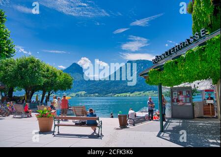 St. Wolfgang, Österreich - Juli 09,2020: Menschen am Wolfgangsee mit Blick auf die berühmte Terrasse des legendären Weissen Rössls Stockfoto