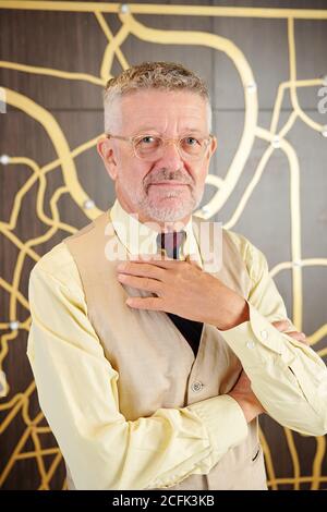 Lächelnder erfahrener Unternehmer Stockfoto