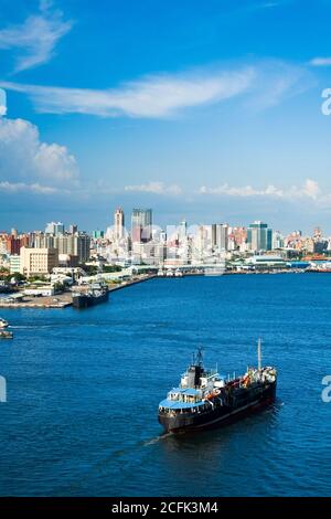 Das Containerschiff im Hafen von Kaohsiung, Taiwan. Stockfoto