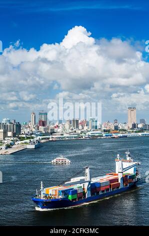 Das Containerschiff im Hafen von Kaohsiung, Taiwan. Stockfoto