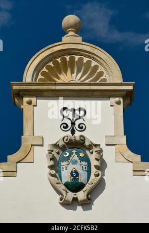 Kartusche mit Stadtwappen am Rathaus am Rynek (Marktplatz) in Ziębice, Niederschlesien, Polen Stockfoto