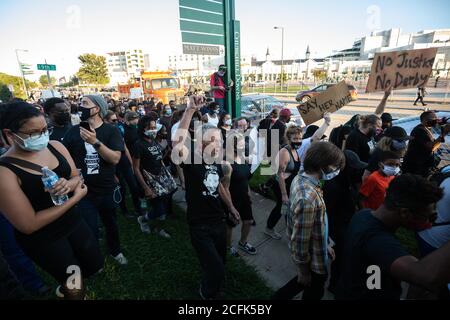 Louisville, KY, USA. September 2020. 5. September 2020: Black Lives Matter Demonstranten marschieren vor Churchill Downs das 146. Kentucky Derby das Kentucky Derby ist das größte Sportereignis für den Bundesstaat Kentucky.die Demonstranten haben das Event als Brennpunkt für ihre Aufrufe zur Gerechtigkeit im Tod von Breonna Taylor gewählt. Mehrere Gruppen aus dem ganzen Land sind auf Louisville zusammengekommen, um während des "Run for the Roses" bei Churchill Downs in Louisville zu protestieren. Michael Clubb/Eclipse Sportswire/CSM/Alamy Live News Stockfoto