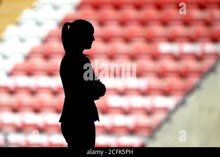 Die Silhouette von Manchester United Cheftrainer Casey Stoney am Ende des FA Women's Super League-Spiels im Leigh Sports Village Stadium, Manchester. Stockfoto