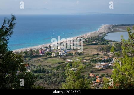 Ein Blick auf den Strand von Agios Ioannis in Gyra, dem Ort für Kitesurfen auf dieser ionischen griechischen Insel. Stockfoto