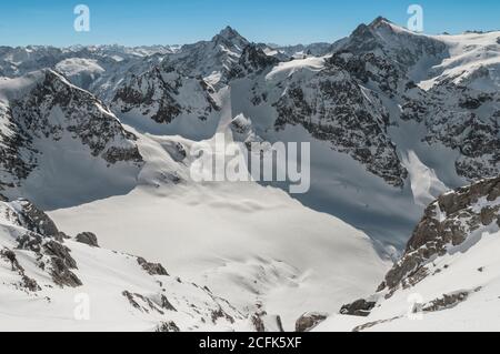 Winterlandschaft mit Fleckistock und und Sustenhorn vom Gipfel des Titlis. Stockfoto