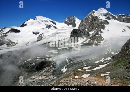 Der Allalin- und Hohlaub-Gletscher von der Britannia-Hütte oberhalb von Saas-Almagell aus gesehen. Stockfoto