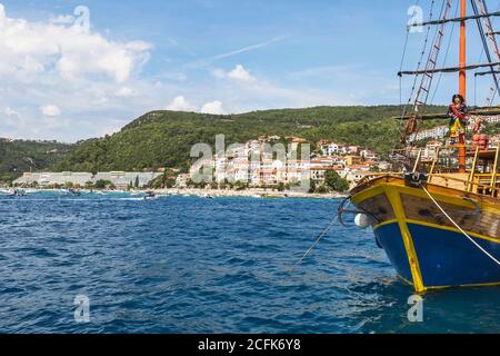 RABAC, KROATIEN - 29. AUGUST 2020 - Blick auf Rabac am Strand Girandella mit Booten im Hafen, im Hintergrund Hoteleinrichtungen, Istrien, Kroatien Stockfoto