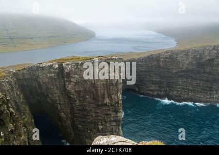 Vom Gipfel des Traelanipa scheint es, als ob der See Sorvagsvatn über dem Ozean schwebt. Stockfoto