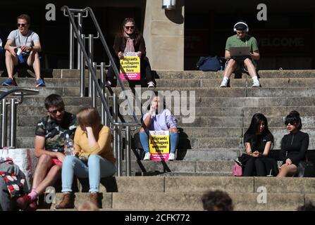 Demonstranten, die auf der Buchanan Street Steps in Glasgow sitzen, nehmen an einer Protestkundgebung für Flüchtlinge und Black Lives Matter Teil, die von Stand Up to Racism Scotland organisiert wird. Stockfoto