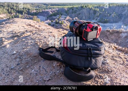 Professioneller Kamera- und Fotorucksack auf dem Hügel Im Sommer tagsüber Stockfoto