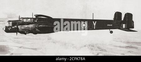 Ein Armstrong Whitworth Whitley V, einer der drei britischen zweimotorigen, mittleren Bombertypen an der Front, die bei Ausbruch des Zweiten Weltkriegs bei der Royal Air Force (RAF) im Einsatz waren. 1937 eingeführt, wurde es 1942 von den größeren viermotorigen "Heavies" wie dem Avro Lancaster abgelöst. Stockfoto