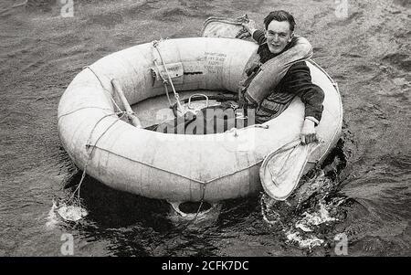 In einer Mae West Rettungsweste wartet ein Flieger in einem H-Schlauchboot auf die Rettung. Es wurde in den Flügeln der meisten Flugzeuge gespeichert und automatisch aufgeblasen, wenn ein Griff gezogen wurde. Stockfoto